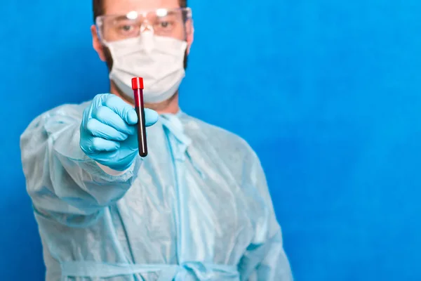 Männlicher Wissenschaftler Hält Reagenzglas Mit Blut Auf Blauem Hintergrund — Stockfoto