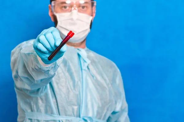 Científico Masculino Sosteniendo Tubo Ensayo Con Sangre Sobre Fondo Azul — Foto de Stock