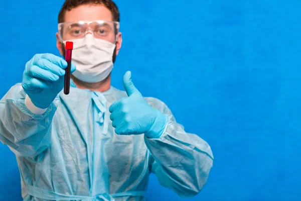 Männlicher Wissenschaftler Hält Reagenzglas Mit Blut Auf Blauem Hintergrund — Stockfoto