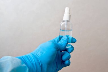 Lastik eldivende dezenfektan. Salgın virüsünü önlemek için alkol spreyi dezenfeksiyonu