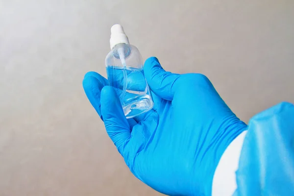 고무장갑을 살균제 유행하는 바이러스를 예방하기 알코올 스프레이의 — 스톡 사진