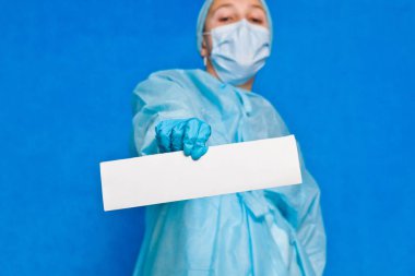 Genç doktor herhangi bir bilgi yazmak için beyaz boş kağıt gösteriyor.