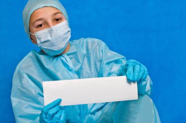 Genç doktor herhangi bir bilgi yazmak için beyaz boş kağıt gösteriyor.