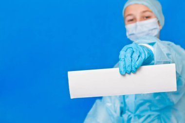 Genç doktor herhangi bir bilgi yazmak için beyaz boş kağıt gösteriyor.