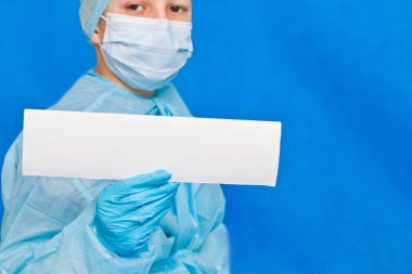 Genç doktor herhangi bir bilgi yazmak için beyaz boş kağıt gösteriyor.