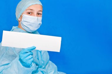 Genç doktor herhangi bir bilgi yazmak için beyaz boş kağıt gösteriyor.