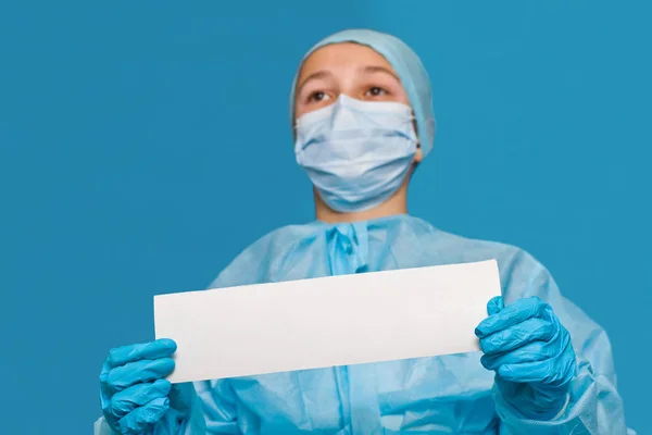 Joven Médico Mostrando Papel Blanco Para Escribir Cualquier Información — Foto de Stock