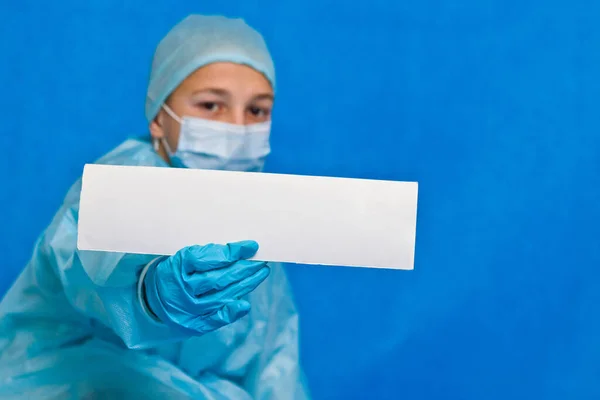 Joven Médico Mostrando Papel Blanco Para Escribir Cualquier Información — Foto de Stock