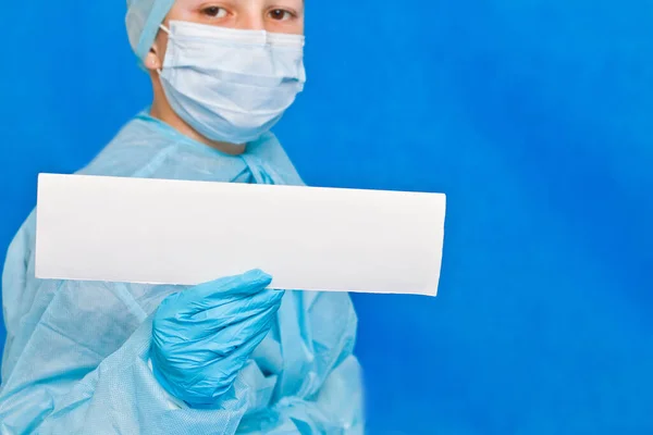 Joven Médico Mostrando Papel Blanco Para Escribir Cualquier Información — Foto de Stock