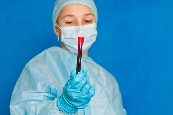 Blodprov Ung Läkare Håller Ett Provrör Med Blod Coronavirus Test — Stockfoto