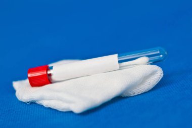 Gazlı bez üzerinde test tüpü. Coronavirüs analizi