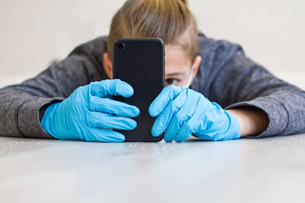 Junge Leckt Während Quarantäne Hause Mit Handy Maske Und Gummihandschuhen — Stockfoto