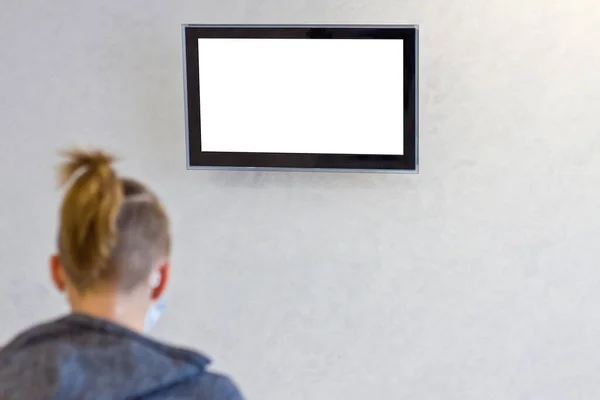 Niño Sienta Cerca Televisor Con Teléfono Una Máscara Mientras Está — Foto de Stock