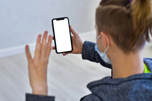 Junger Mann Mit Gesichtsmaske Hält Handy Mit Leerem Bildschirm — Stockfoto