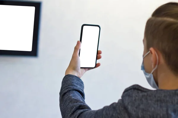 Junger Mann Mit Gesichtsmaske Hält Handy Mit Leerem Bildschirm — Stockfoto