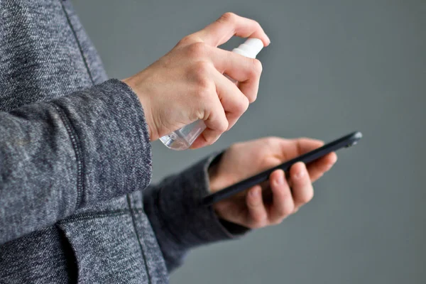 Nahaufnahme Auf Händen Handy Der Hand Scheibenwischer Alkohol Spray Desinfektion — Stockfoto