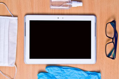 Lastik eldivenli tablet test tüpleri ve yüz maskesi manzaralı. Tıp konsepti, laboratuvar, analiz.