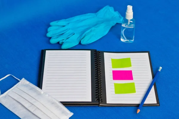 Reagenzglas Mit Gummihandschuhen Desinfektionsmittel Und Mundschutz Auf Einem Notizbuch Und — Stockfoto