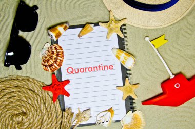 Karantina engelleme kavramı. Tatil ve dinlenmeyi sembolize eden yaz nesnelerinin bileşimi. Üst görünüm.