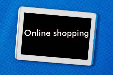 Tablet PC ve hijyen ürünleri dezenfektan ve yazıtlı plastik eldivenler, koronavirüs konsepti