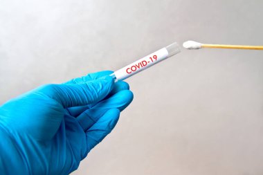 Pamuklu eldivenler, hasta örnek toplama, steril örnek analiz için hazır, viral hastalık testi COVID-19 salgını, coronavirüs