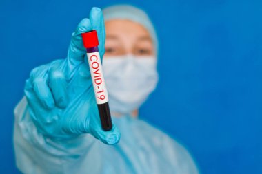 Kan testi. Genç bir tıp çalışanı üzerinde 