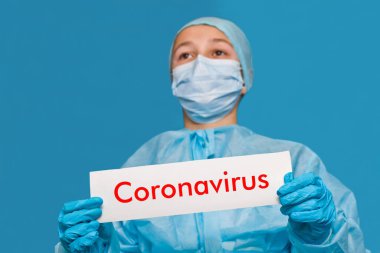 Genç doktor koronavirüs belirtileri gösteriyor..