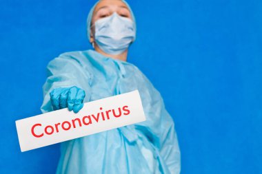 Genç doktor koronavirüs belirtileri gösteriyor..