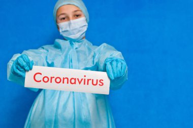 Genç doktor koronavirüs belirtileri gösteriyor..
