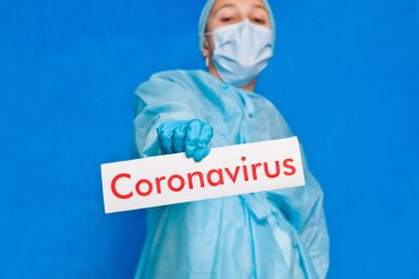 Genç doktor koronavirüs belirtileri gösteriyor..