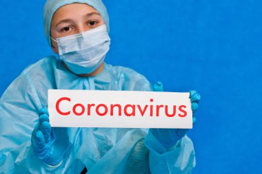 Genç doktor koronavirüs belirtileri gösteriyor..