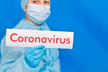 Genç doktor koronavirüs belirtileri gösteriyor..