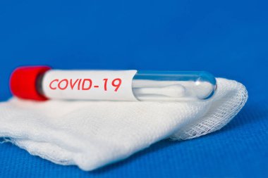 Gazlı bezle test tüpü. Koronavirüs analizi. Coronavirüs etiketli..