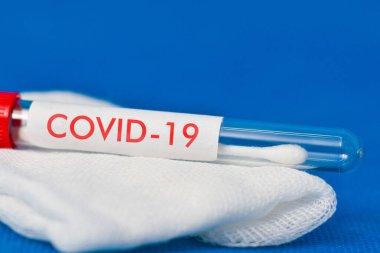 Gazlı bezle test tüpü. Koronavirüs analizi. Coronavirüs etiketli..