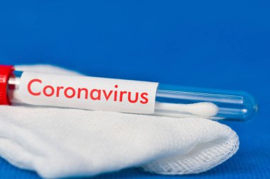 Gazlı bezle test tüpü. Koronavirüs analizi. Coronavirüs etiketli.
