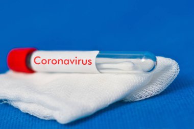 Gazlı bezle test tüpü. Koronavirüs analizi. Coronavirüs etiketli.