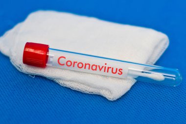 Gazlı bezle test tüpü. Koronavirüs analizi. Coronavirüs etiketli.