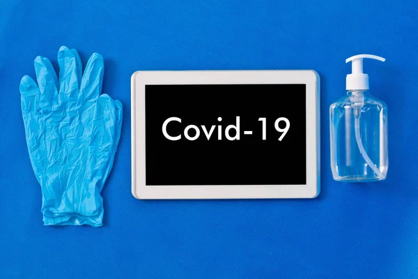 Tablet Productos Higiene Desinfectante Guantes Goma Con Inscripción Covid Concepto — Foto de Stock