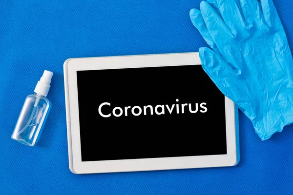 碑文コロナウイルスと錠剤Pcと衛生製品消毒剤とゴム手袋 コロナウイルスの概念 — ストック写真