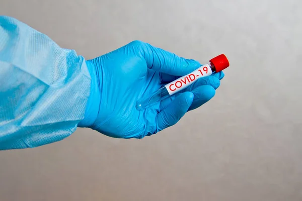 Mão Azul Luvas Borracha Descartáveis Médicos Segurando Tubo Teste Branco — Fotografia de Stock