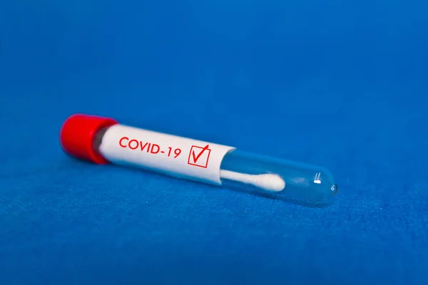 Prova Del Tampone Nasale Fondo Blu Con Iscrizione Covid — Foto Stock