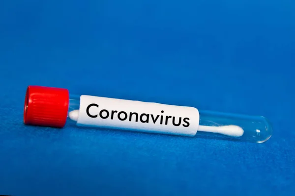 Prueba Tampón Nasal Sobre Fondo Azul Con Inscripción Coronavirus — Foto de Stock