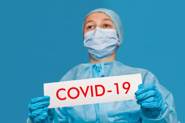 Joven Doctor Mostrando Cartel Que Dice Covid — Foto de Stock