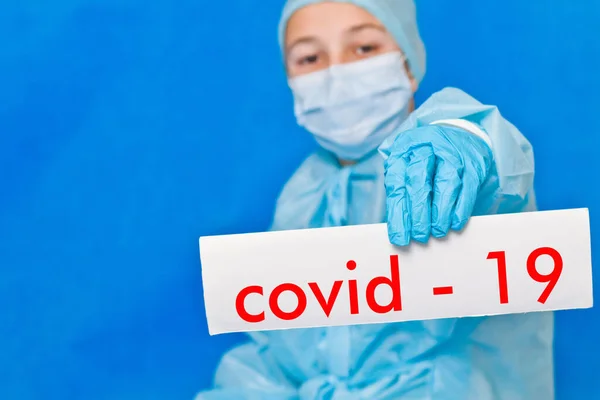 Joven Doctor Mostrando Cartel Que Dice Covid — Foto de Stock