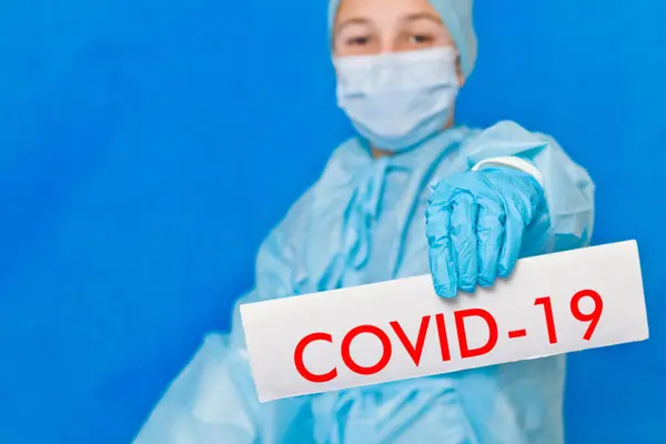 Joven Doctor Mostrando Cartel Que Dice Covid — Foto de Stock