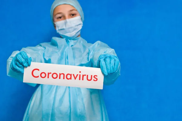 Médico Joven Muestra Signo Que Dice Coronavirus — Foto de Stock