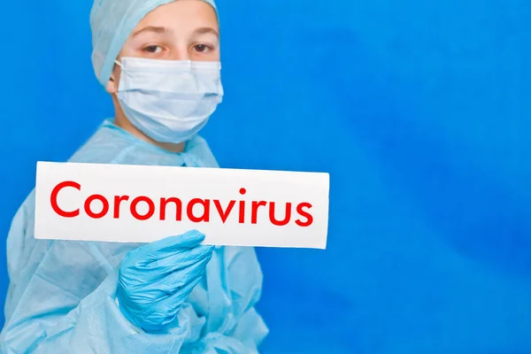 Junger Arzt Zeigt Ein Schild Mit Der Aufschrift Coronavirus — Stockfoto