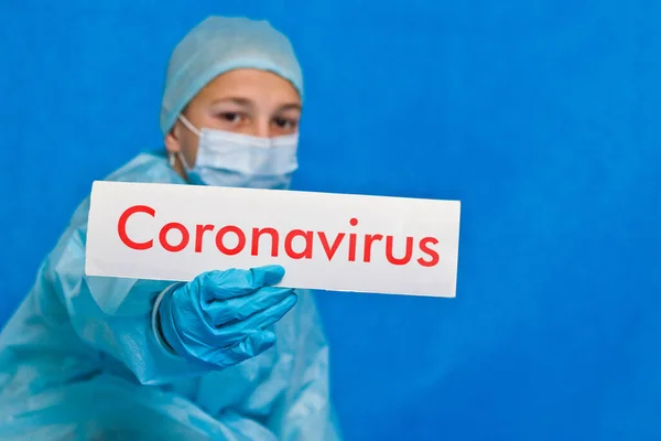 Junger Arzt Zeigt Ein Schild Mit Der Aufschrift Coronavirus — Stockfoto