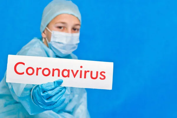 Médico Joven Muestra Signo Que Dice Coronavirus — Foto de Stock