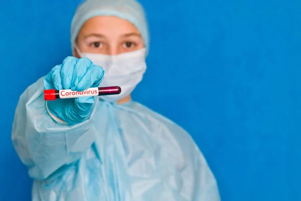 Blodprov Ung Läkare Håller Ett Blodrör Med Inskriptionen Coronavirus — Stockfoto